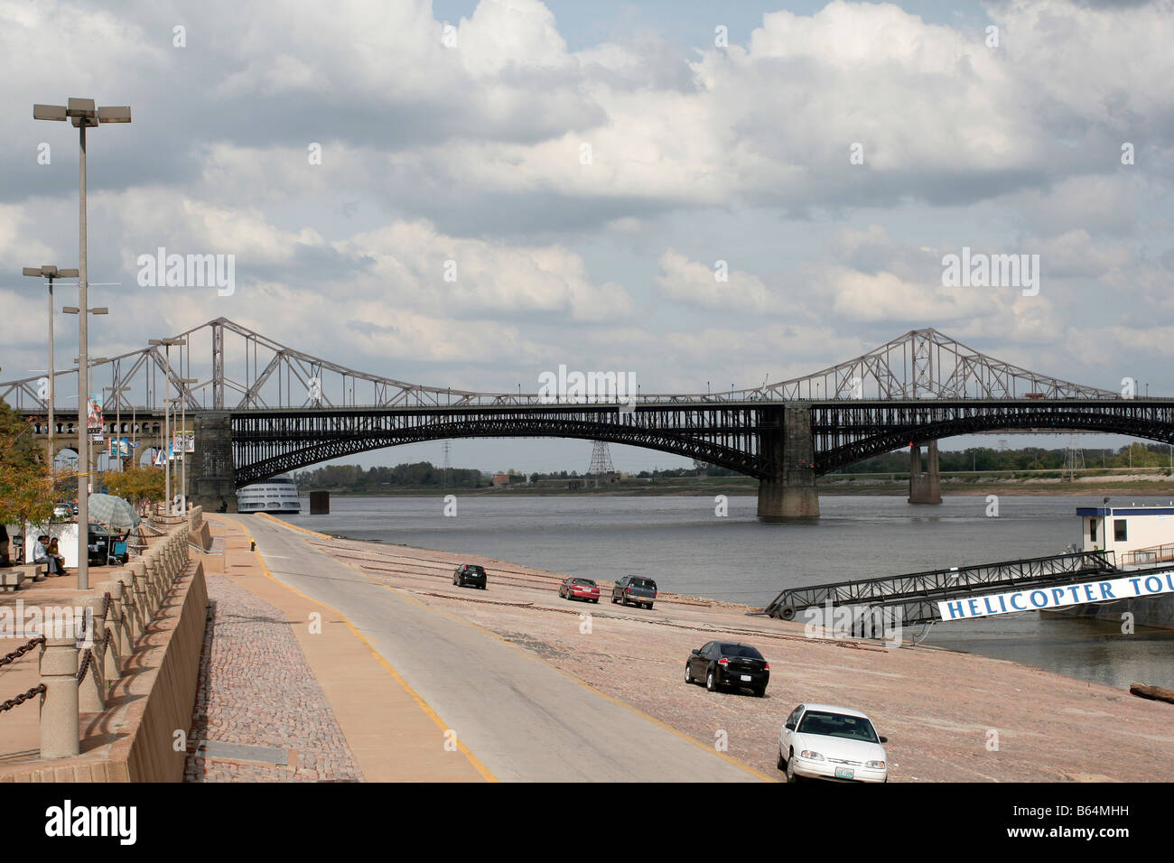 St. Louis am Wasser auf dem Mississippi River mit Blick auf Eads Brücke Stockfoto