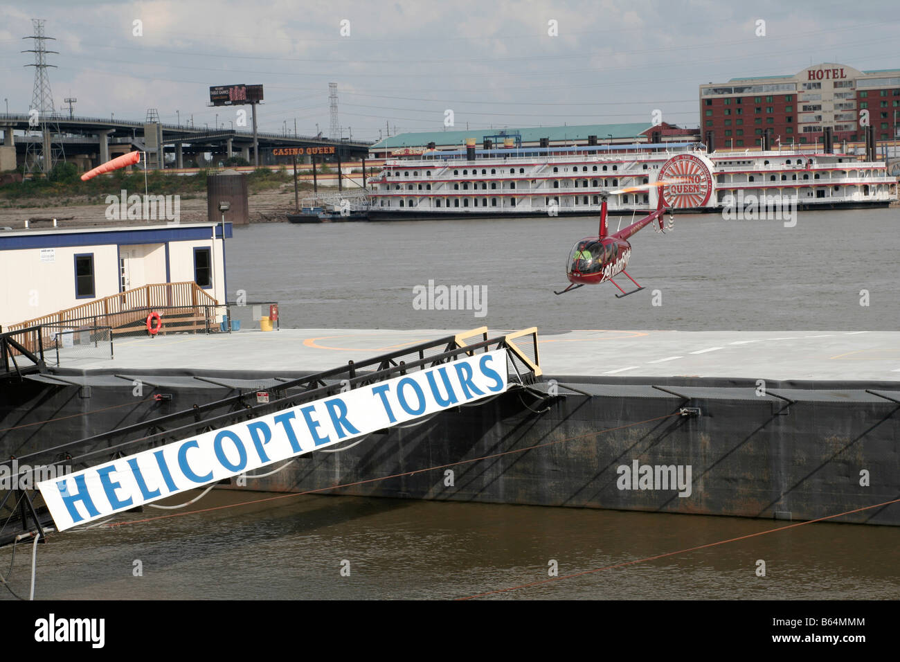 Hubschrauberlandeplätze Lastkahn Mississippi River vor Gateway Arch St. Louis Missouri Stockfoto