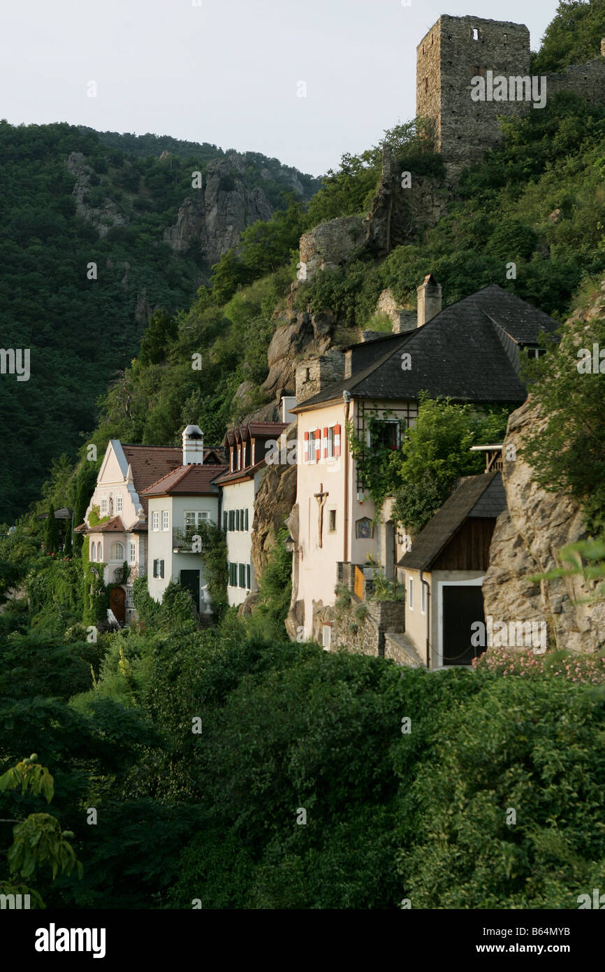 Blick auf das Dorf von Dürnstein unter Schloss Dürnstein, Österreich Stockfoto