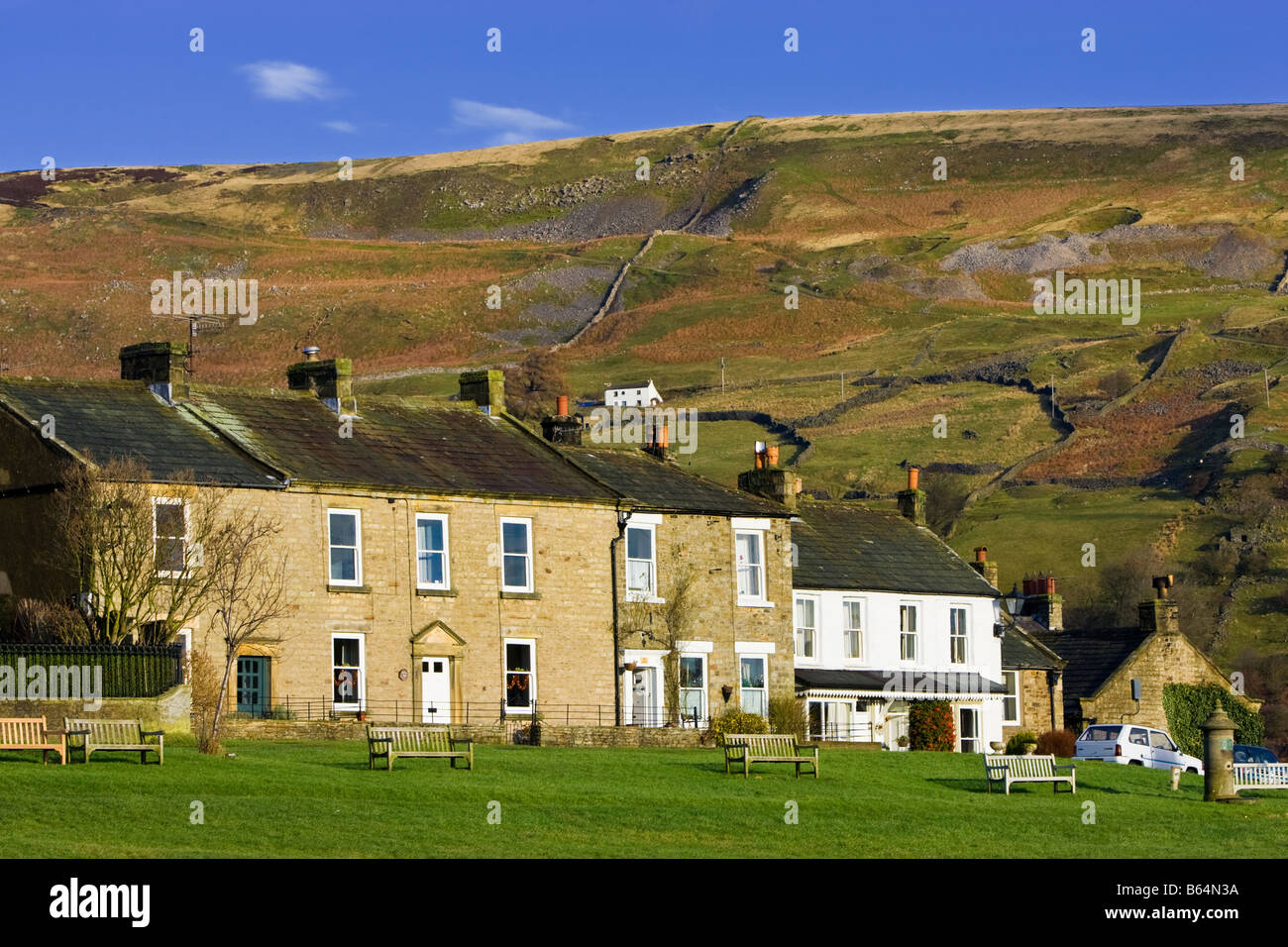 Terrassenförmig angelegten Cottages im Reeth im Swaledale, UK, England, Yorkshire Dales im Herbst Stockfoto