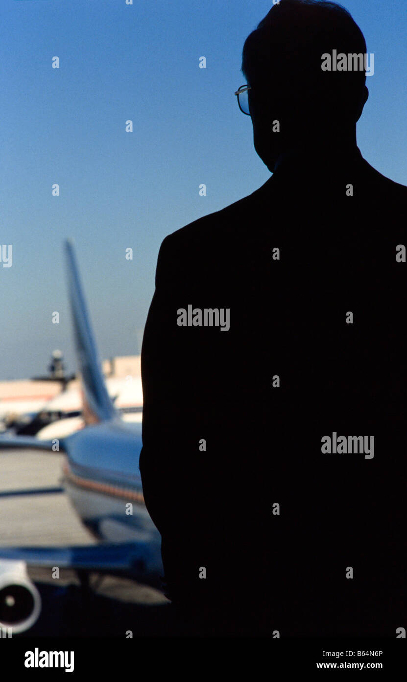 Verkehrsflugzeug geparkt am Terminal, Passagiere in terminal wartet auf Flügen am Chicago Ohare airport Stockfoto