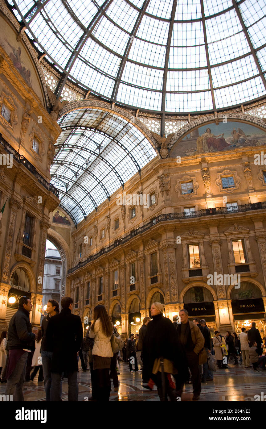 Gewölbte Glasdach und überdachte Arkade mit der Galleria Vittorio Emanuele II Abendzeit Mailand Italien Stockfoto