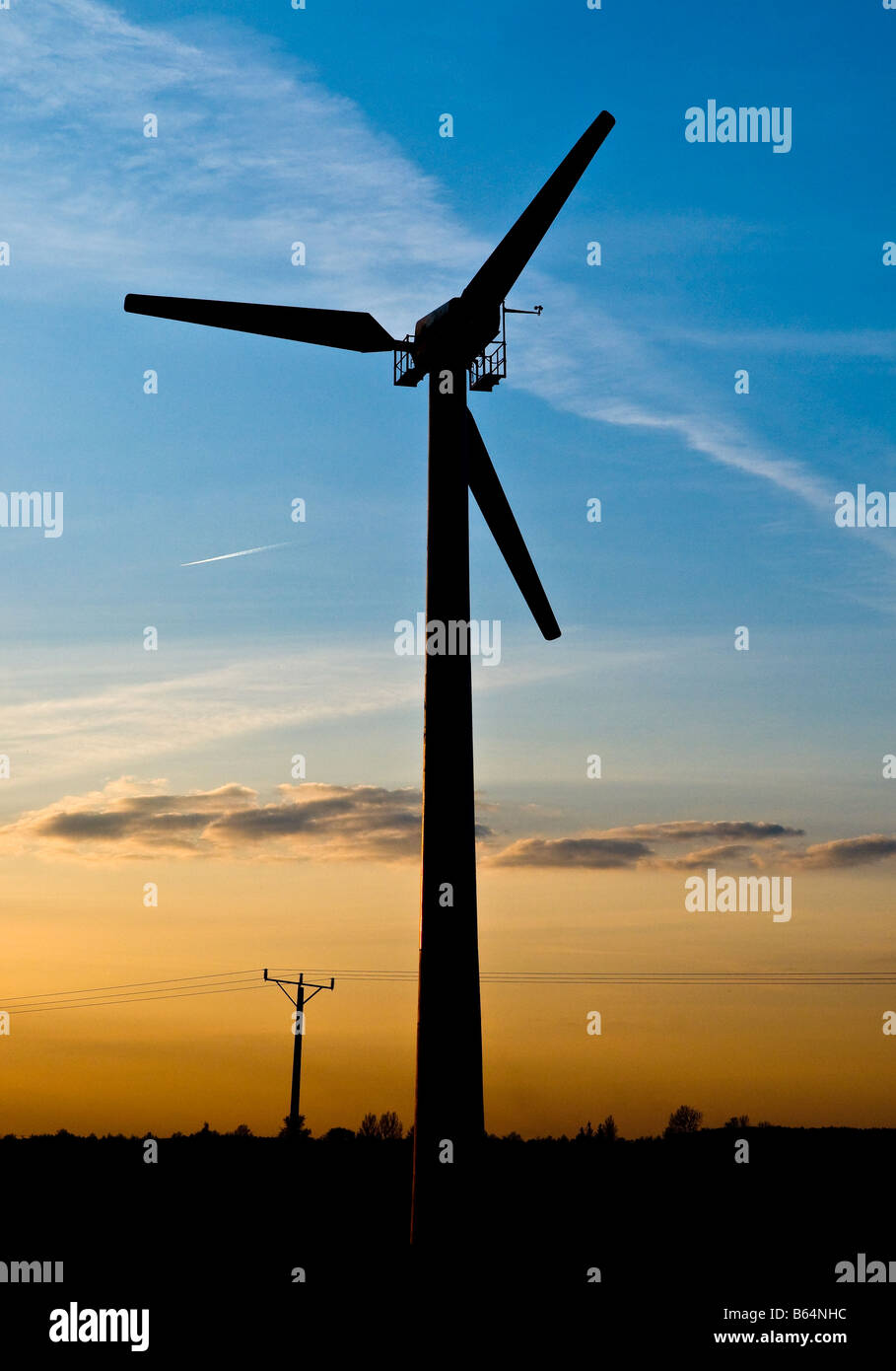 Wind-Turbine-Silhouette am Himmel. Stockfoto