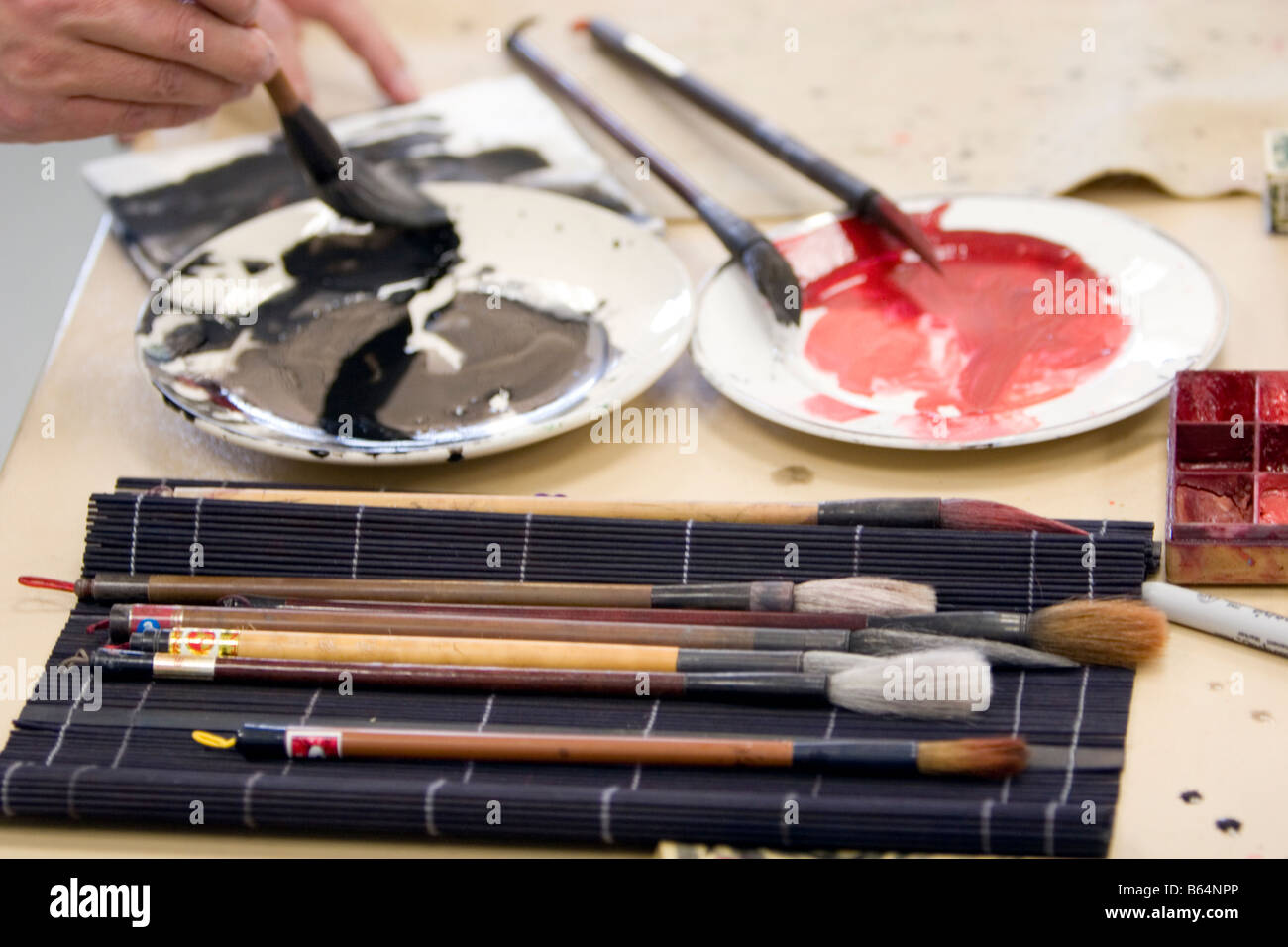 Ein Künstler ihre Farbe aus seinen Gaumen. Stockfoto