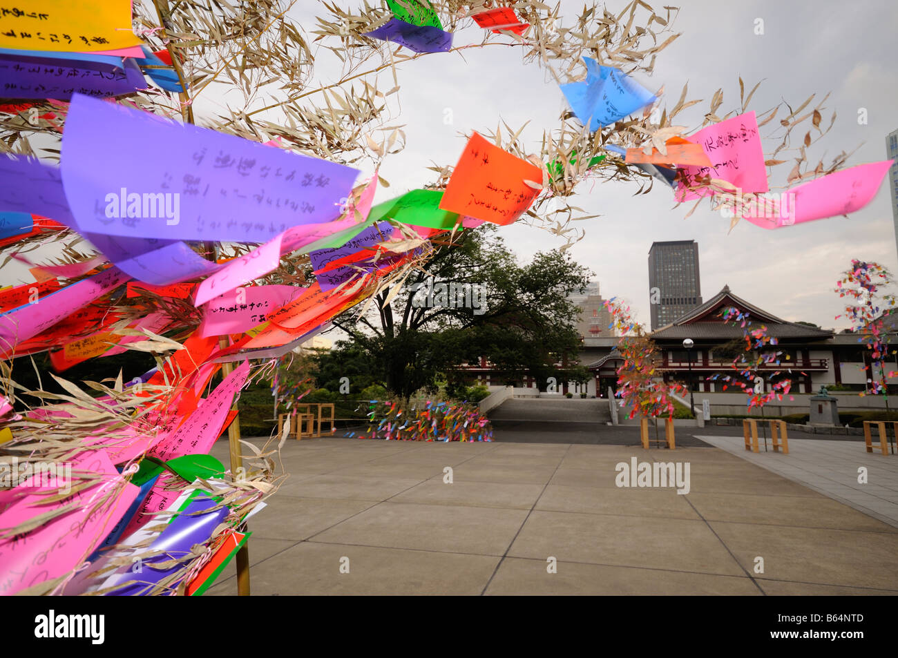 Feier des Tanabata Festival am Zojoji Tempel. Minato-Ku Bezirk. Tokyo. Japan (weitere Informationen im Feld "Beschreibung") Stockfoto