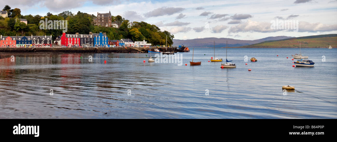 Panorama-Foto von Meer und Hafen von Tobermory, Isle of Mull, Schottland an einem hellen aber bewölkten Tag aufgenommen Stockfoto