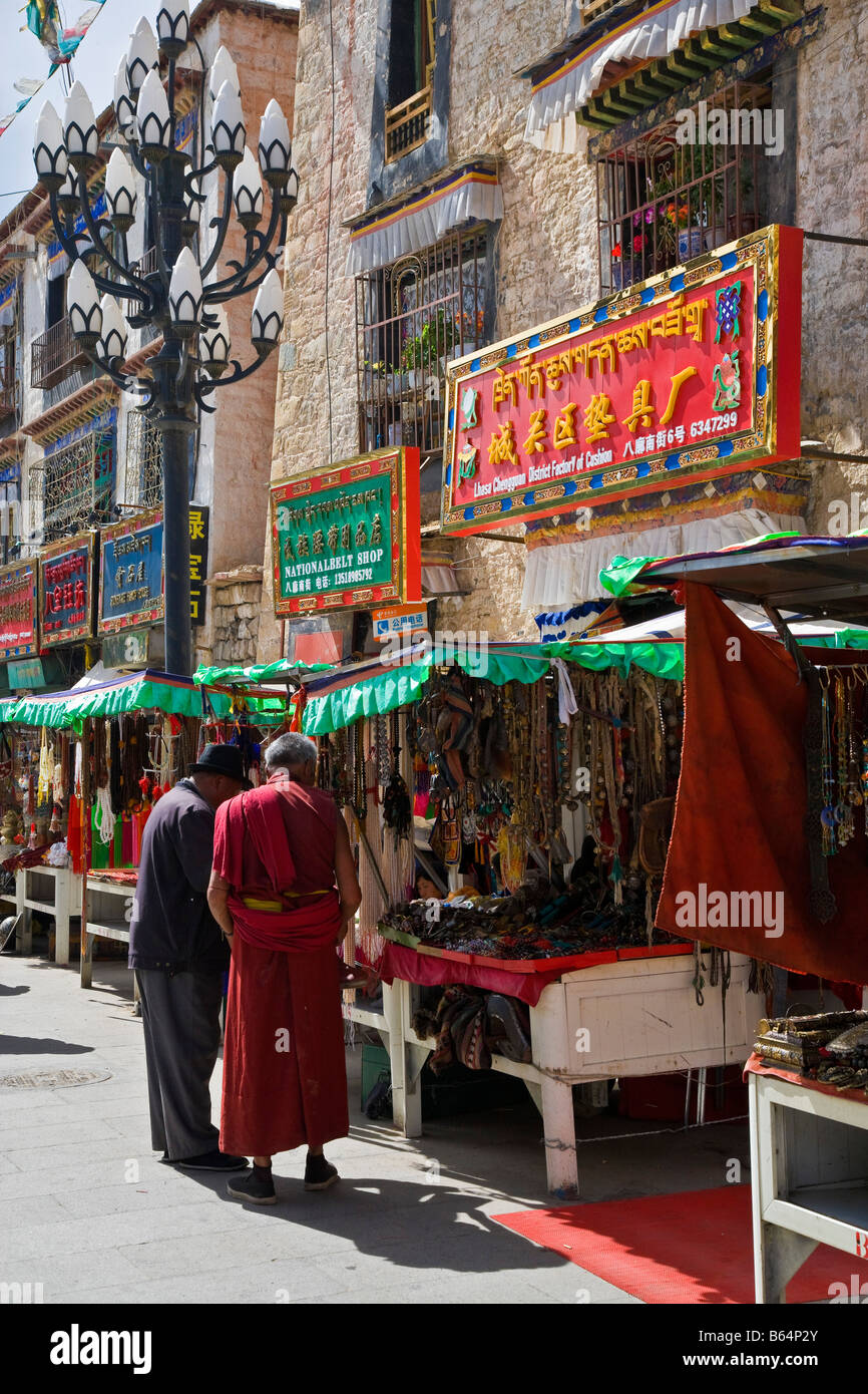 Tibetischer Mönch am Marktstand in der Barkhor-Lhasa-Tibet einkaufen. JMH3688 Stockfoto