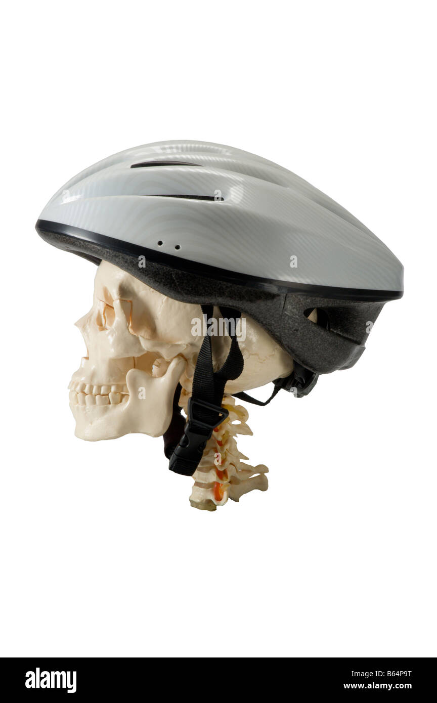 Menschlicher Schädel in Fahrradhelm Stockfoto