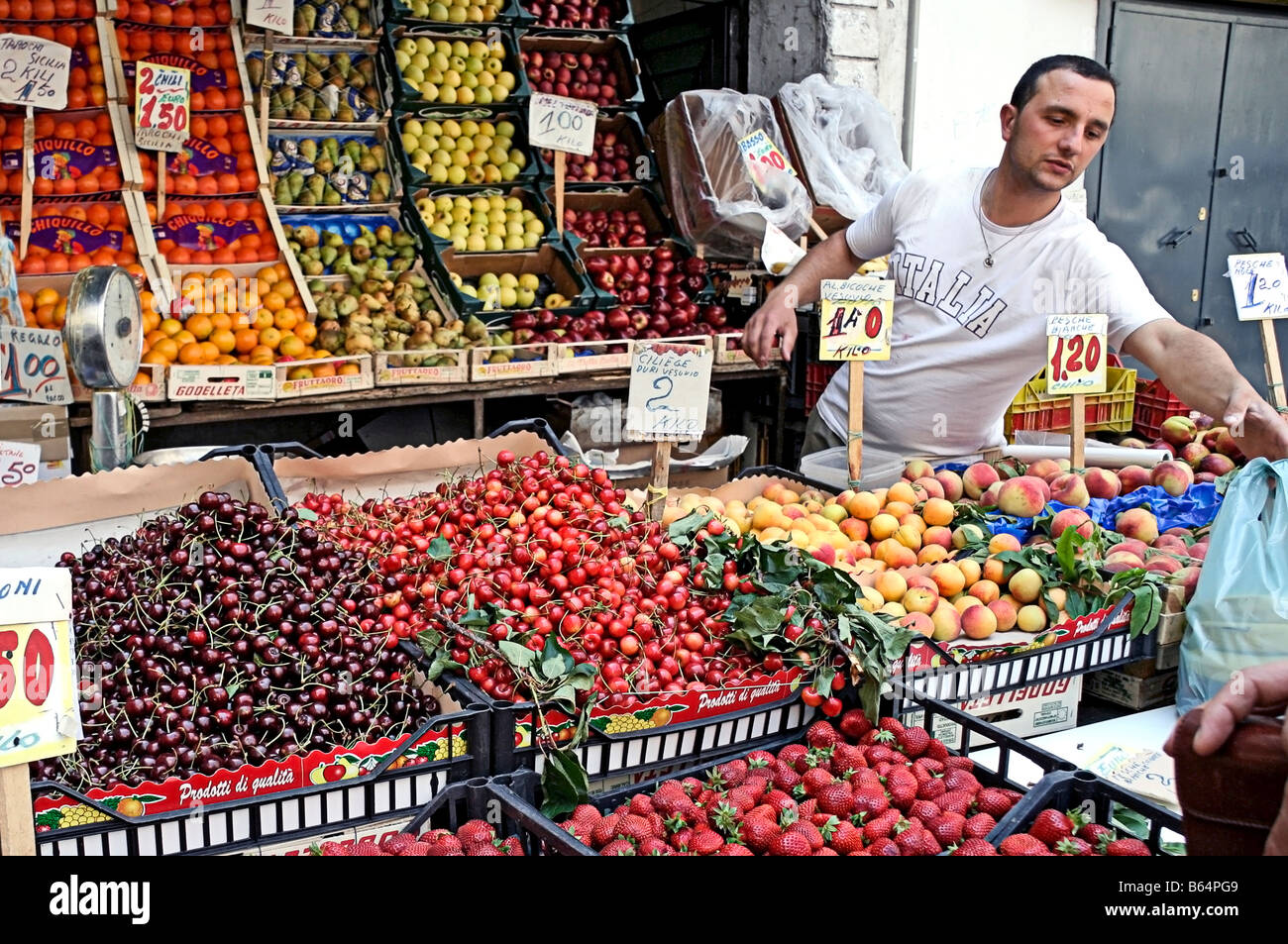 Obst-Stall in den La Pignasecca Straßenmarkt in Montesanto, am westlichen Rand von Neapel Centro Storico Stockfoto