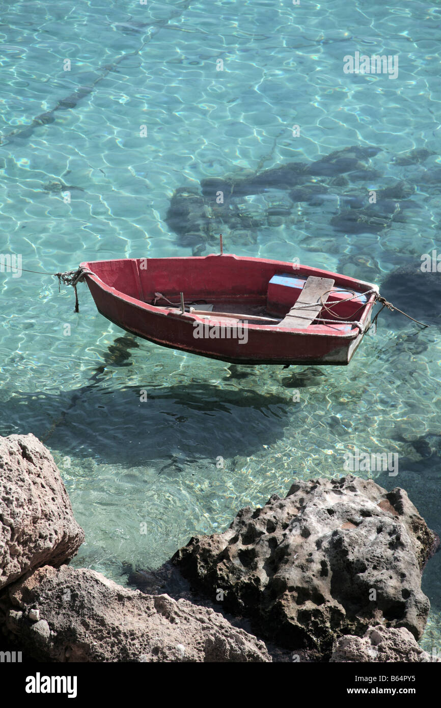 Ein Boot vor Anker in der Bucht von Levanzo auf der Insel Levanzo in Sizilien die Ägadischen Inseln Stockfoto