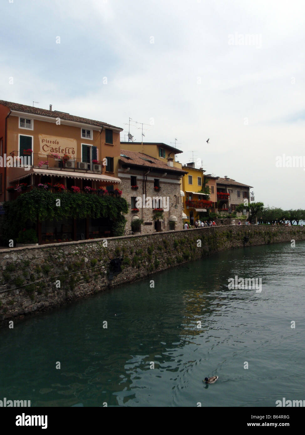 Geschäfte, Häuser und Restaurants [am Gardasee, Verona/Brescia/Trient, Venetien/Lombardei/Trentino-Alto Adige/Südtirol, Italien, Europa]. Stockfoto