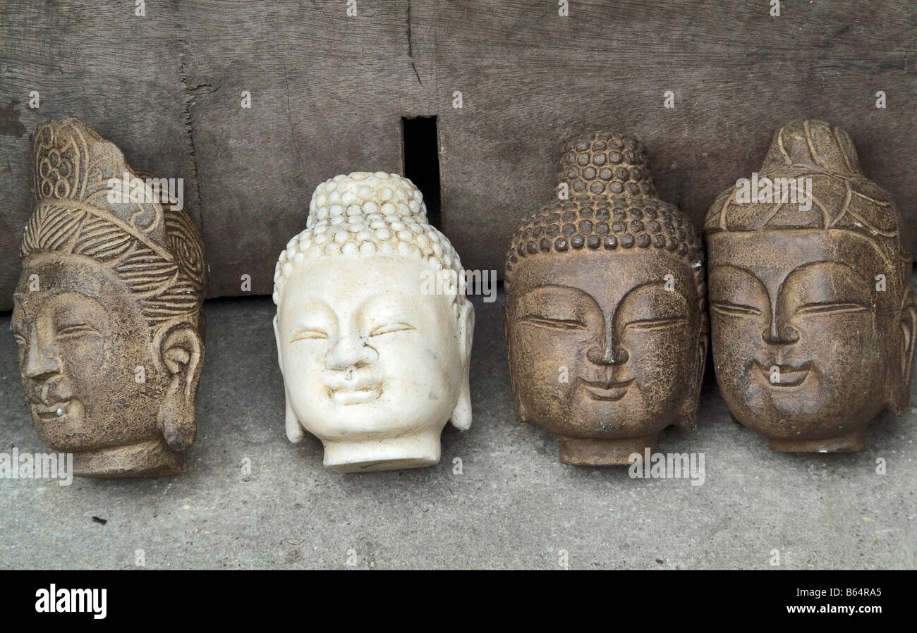 Replikat Stein Buddha Köpfe auf dem Display in Antiquitätengeschäft, Shanghai, China Stockfoto