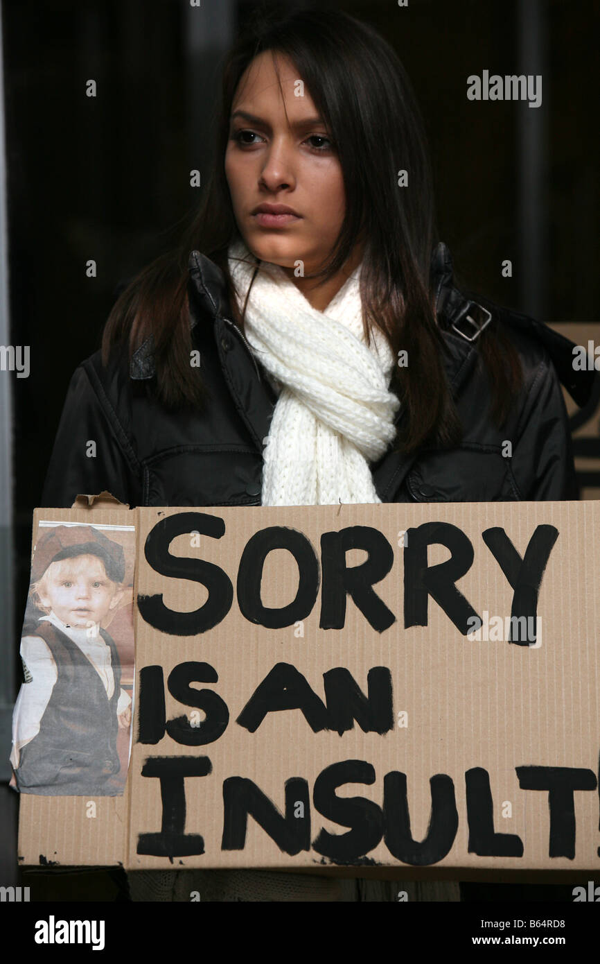 Ein Demonstrant hält ein Board unter Angabe "während einer Protestaktion traurig über den Tod des Babys p Todes wegen Kindesmissbrauchs von seinen Eltern Stockfoto
