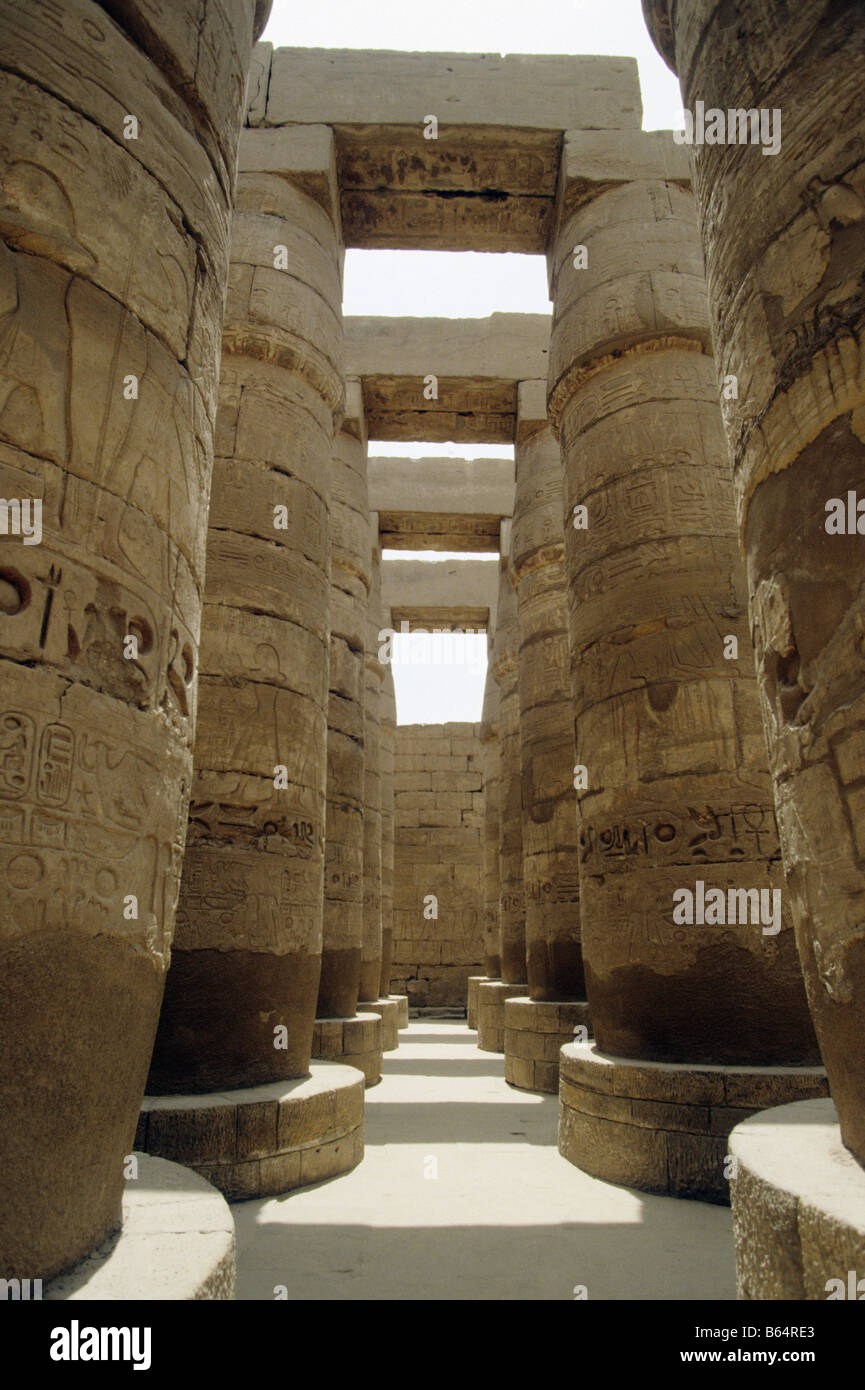 Säulen am Karnak-Tempel in der monumentalen Stadt Theben in der Nähe von Luxor Ägypten. Stockfoto