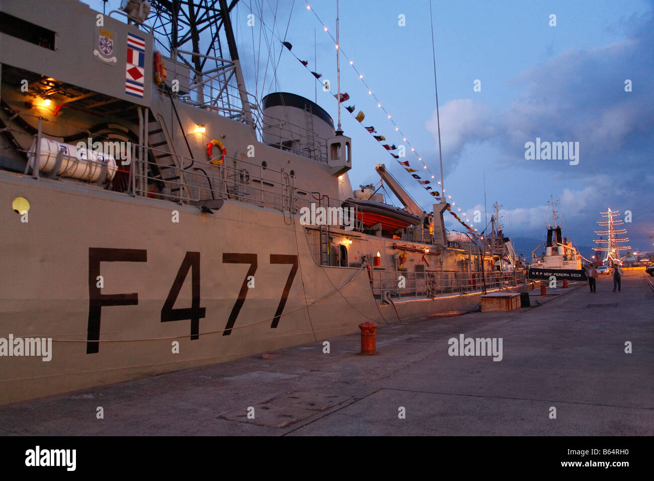 Portugiesische Marine-Fregatten in der Dämmerung während der Feierlichkeiten der portugiesischen Marine Tag (2007), in Ponta Delgada, Azoren-Inseln Stockfoto