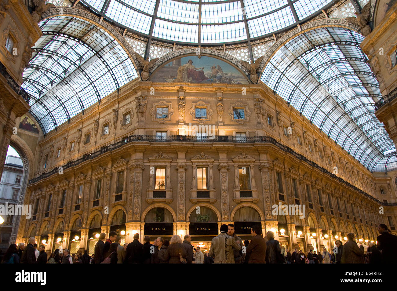 Gewölbte Glasdach und überdachte Arkade mit der Galleria Vittorio Emanuele II Abendzeit Mailand Italien Stockfoto