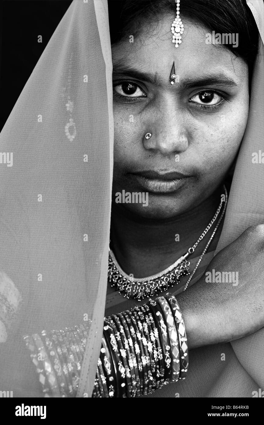 Junge indische Frau in traditioneller Kleidung und Schmuck. Schwarz und weiß.  Porträt. Andhra Pradesh, Indien Stockfoto