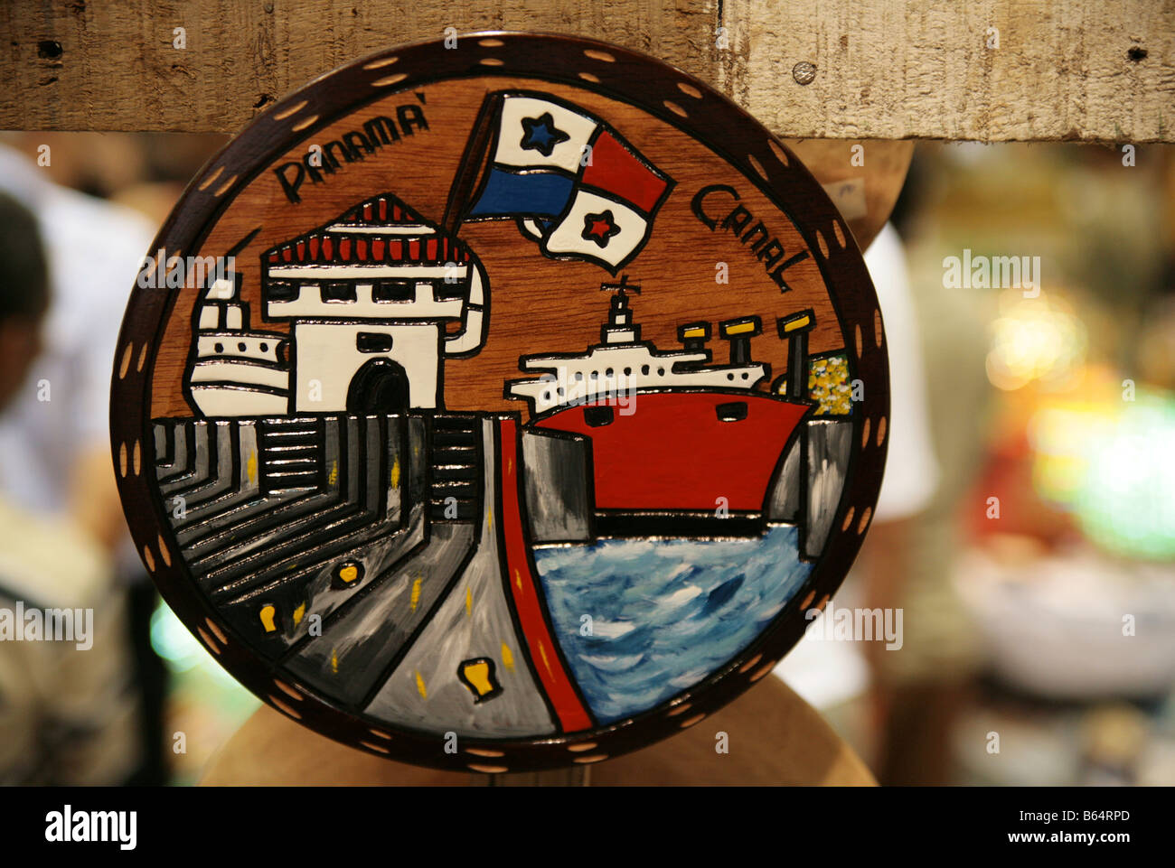 Holzplatte gemacht von Handwerkern aus Panama Darstellung der Panama-Kanal und ein Boot auf der Durchreise. Stockfoto