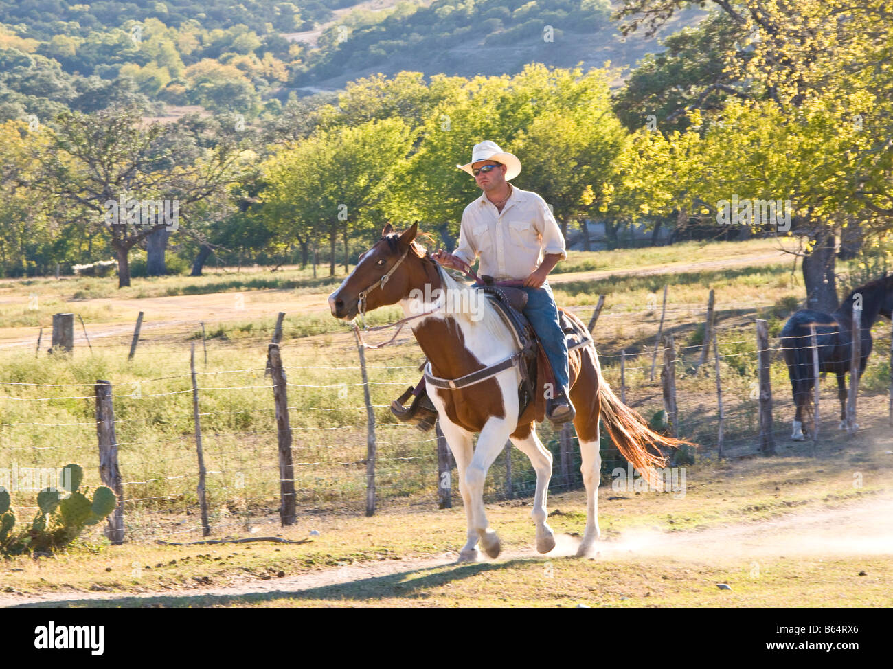 Texas Hill Country, Dixie Dude Ranch, Cowboy Wiedereinstieg in den corral am Ende der Tage Stockfoto