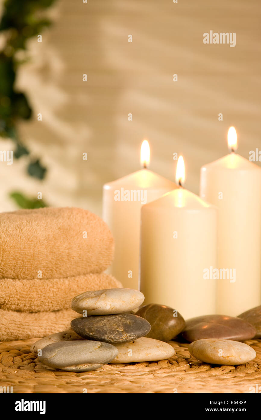 Wellness Kerzen mit Kieselsteinen Stockfoto