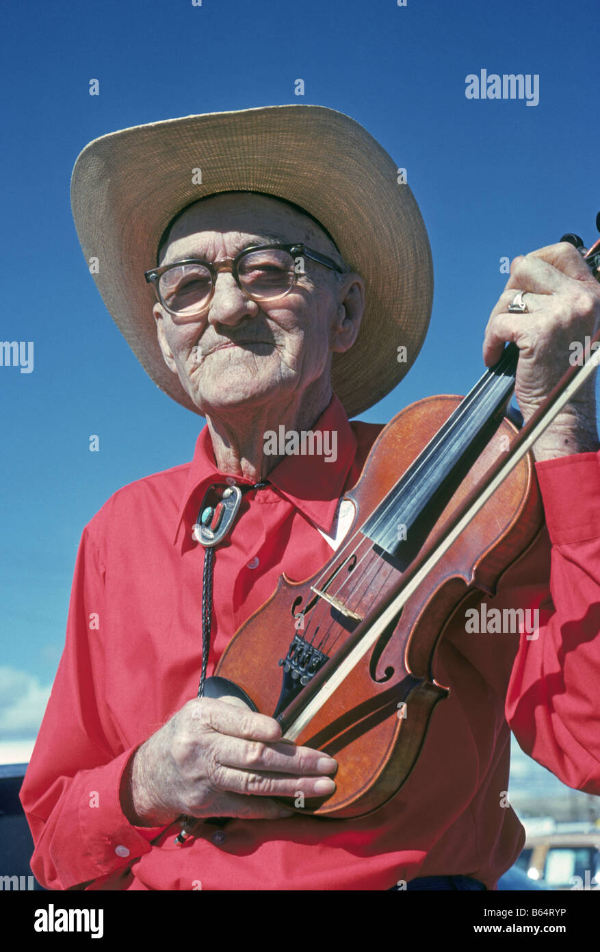 Ein Alter Cowboy posiert mit seiner Geige in der alten Zeit Fiddler s Contest in Wahrheit oder Konsequenzen New Mexico Stockfoto