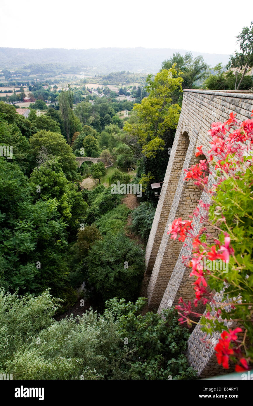 Moustiers Sainte-Marie: Aquädukt. Haute-Provence Stockfoto