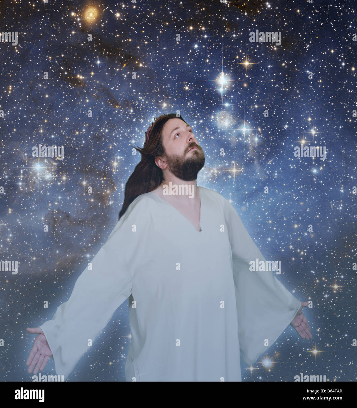 Jesus steht vor Himmel und den Sternen. Stockfoto
