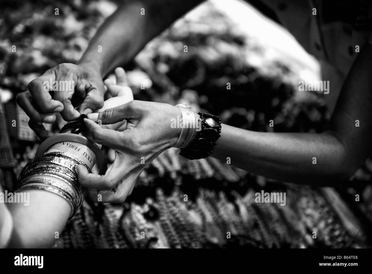 Schwarz / weiß Foto einer Frau setzen eine Armband am Handgelenk eines Mädchens Stockfoto