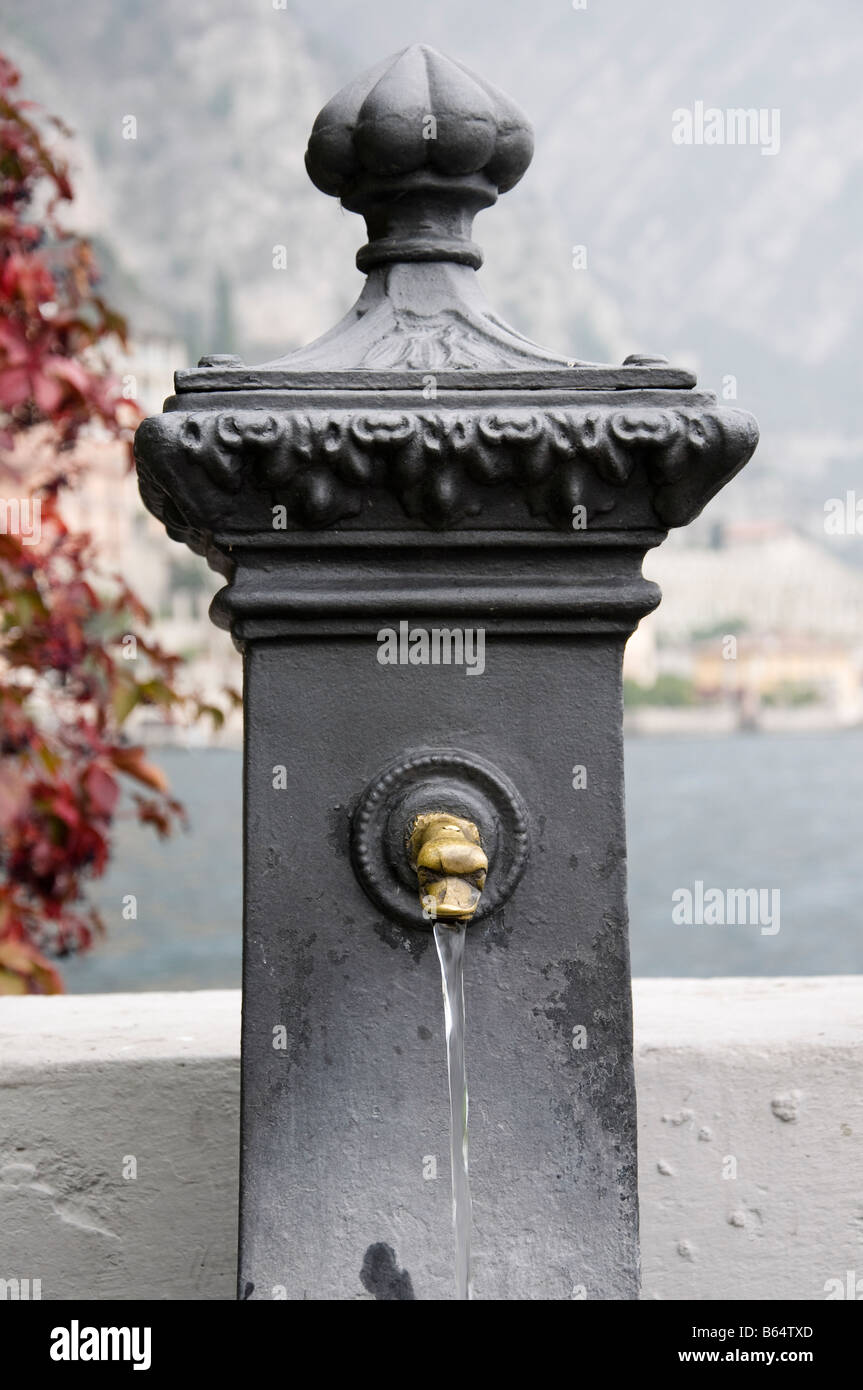 Verzierten gusseisernen Frühling mit fließendem Wasser Limone Sul Garda am Gardasee Italien Stockfoto