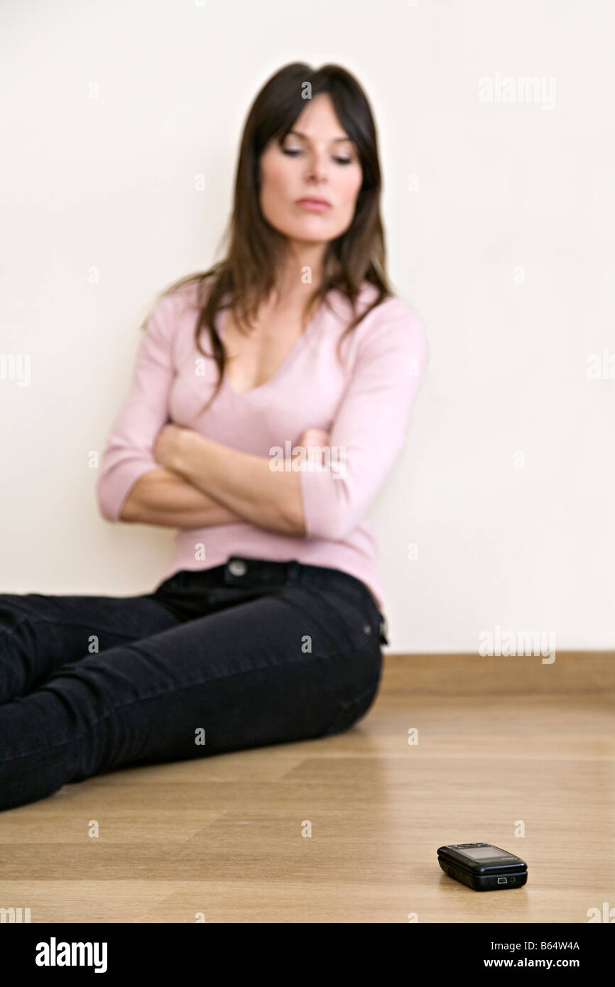 Frau wartet auf einen Anruf Stockfotografie Alamy