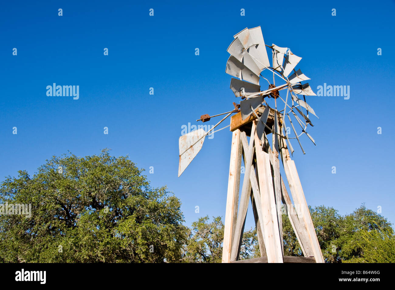 Texas Hill Country, Dixie Dude Ranch, Windmühle für das Pumpen von Wasser für das Vieh Stockfoto