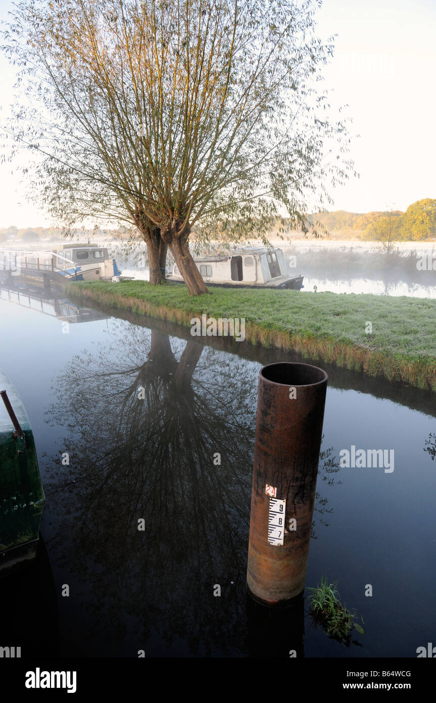Eine tiefe Markierung an der Worsfold Gates am Fluss Wey Navigation in Surrey England Stockfoto