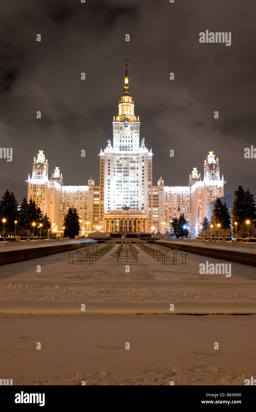 Russland Lomonossow-Universität Moskau bei Nacht Stockfoto