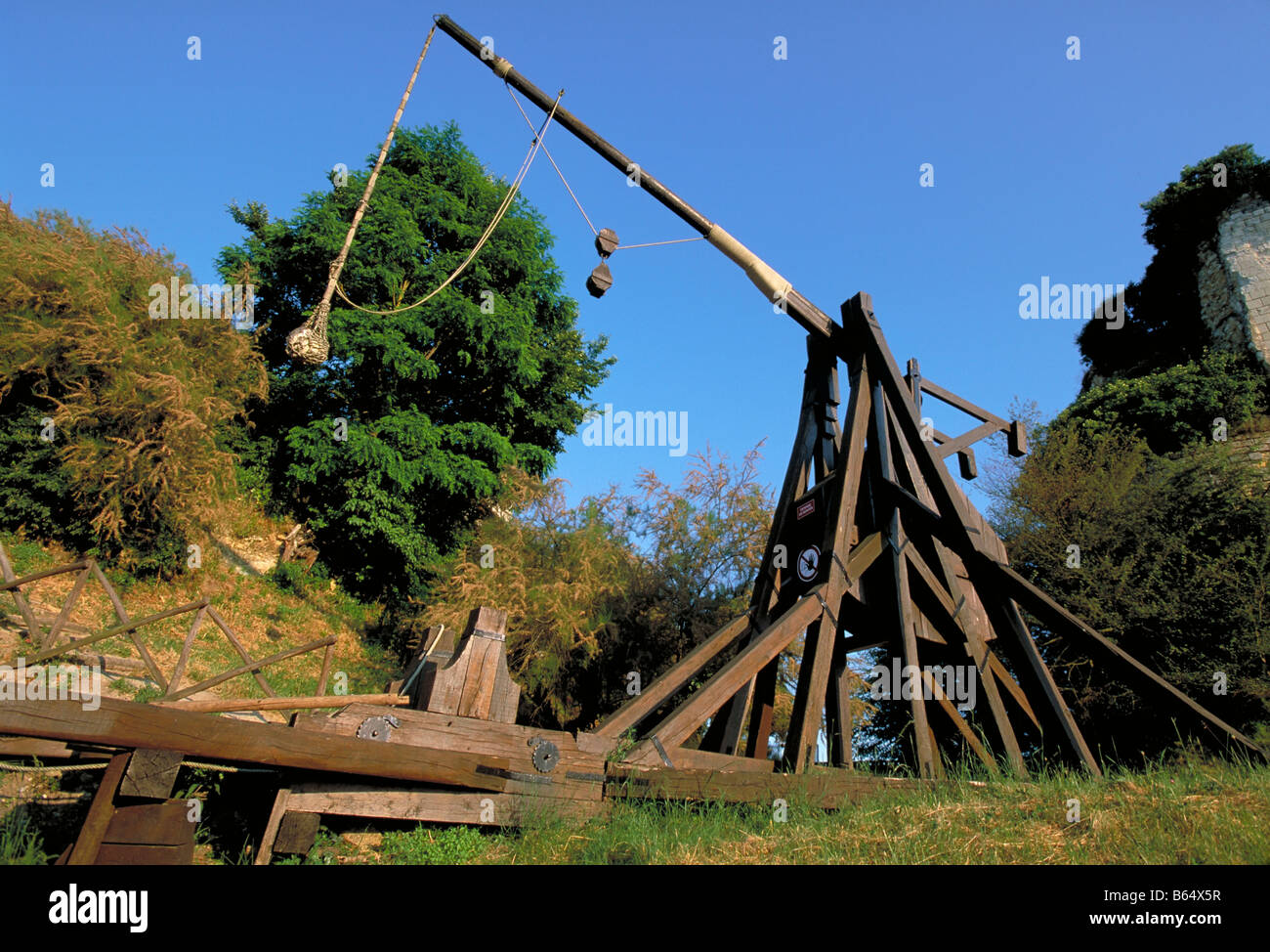 Elk165 2043 Frankreich Loire Tal Château Chinon 12. 14. C Modell der historischen Belagerungswaffe Stockfoto