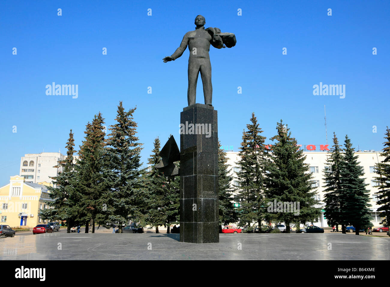 Statue der weltweit erste Mensch im Weltraum Kosmonauten Yuri Gagarin auf dem Hauptplatz in Gagarin (ehemals Klushino), Russland Stockfoto
