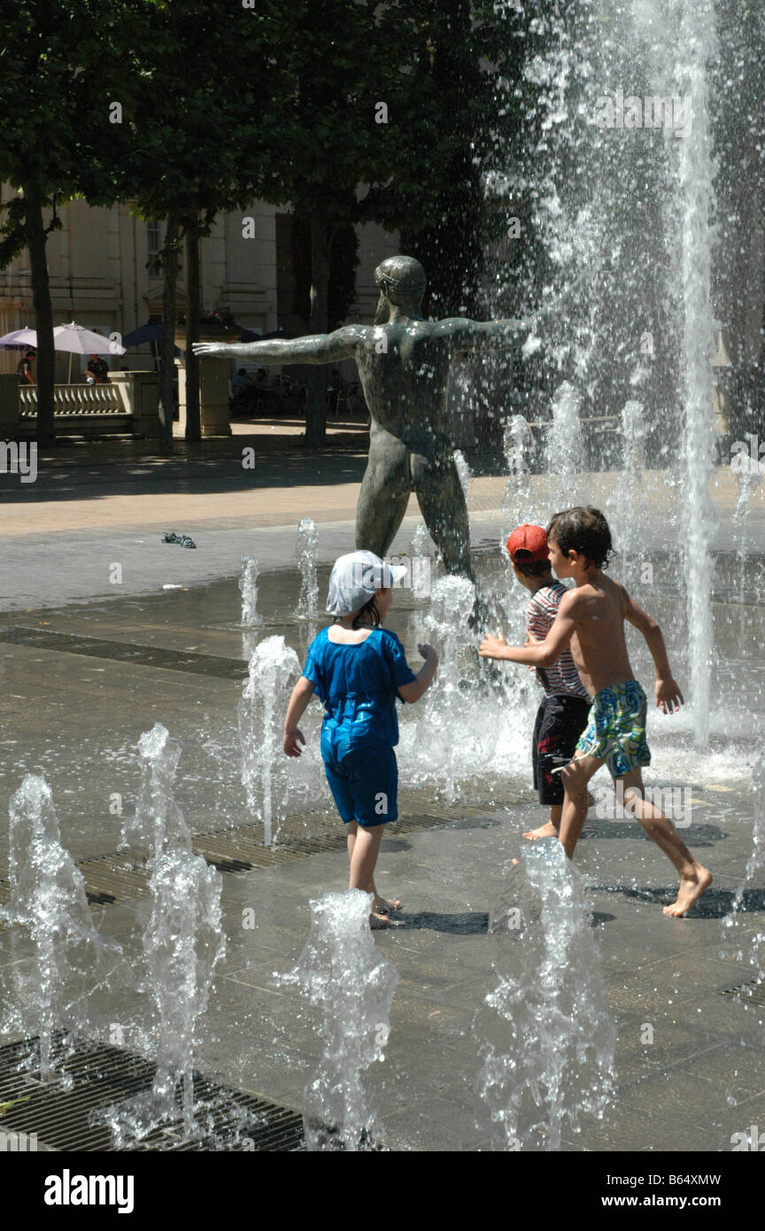 KINDER SPIELEN IN BRUNNEN-MOTPELIER-LANGUEDOC-FRANKREICH Stockfoto