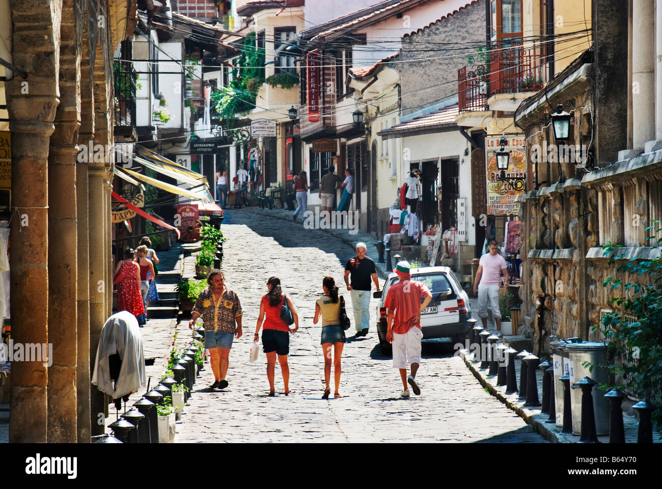 Touristen und einheimische Fuß durch die Altstadt. Veliko Tarnovo, Bulgarien Stockfoto