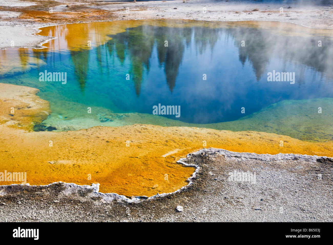 Yellowstone-Nationalpark WY: Farbe und Muster der Emerald pool im die im Black Sand Becken Stockfoto