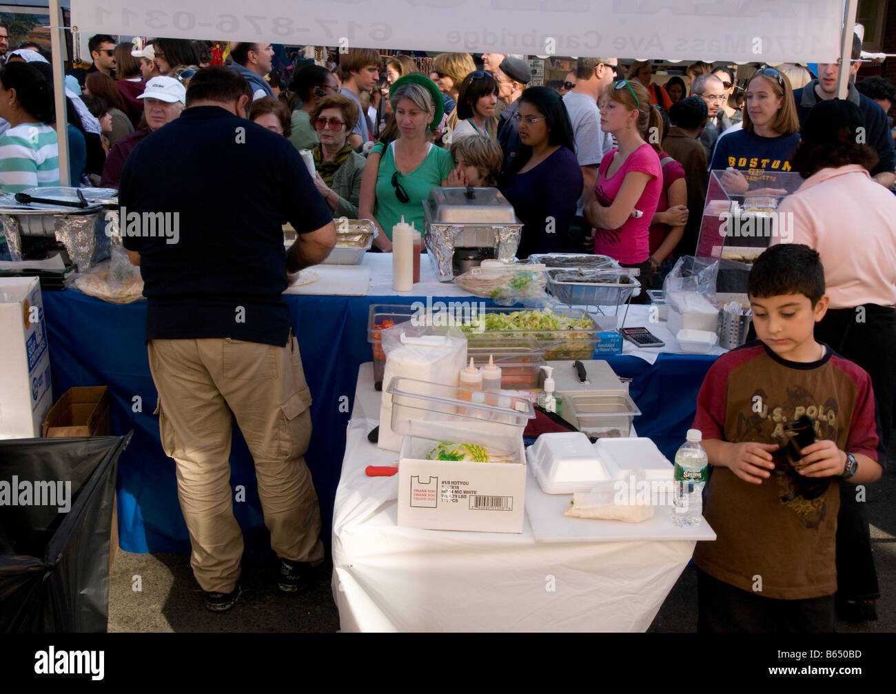 Straße Festlichkeiten - stall verkaufen Essen während Oktoberfest in Cambridge MASS, New England, USA, Oktober 2008 Stockfoto