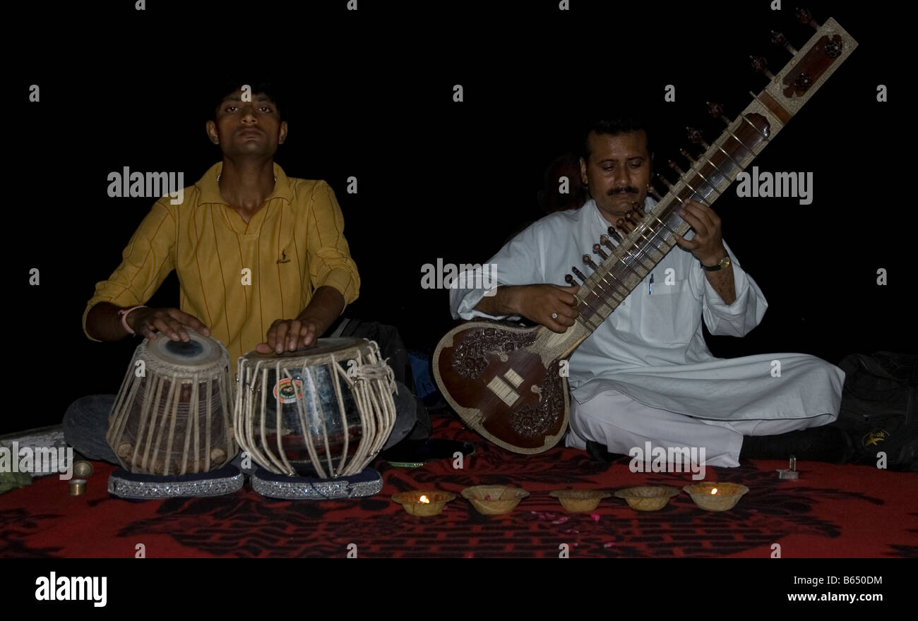 Zwei Musiker, die spielen die Tabla-Trommeln und Sitar in Varanasi, Indien Stockfoto