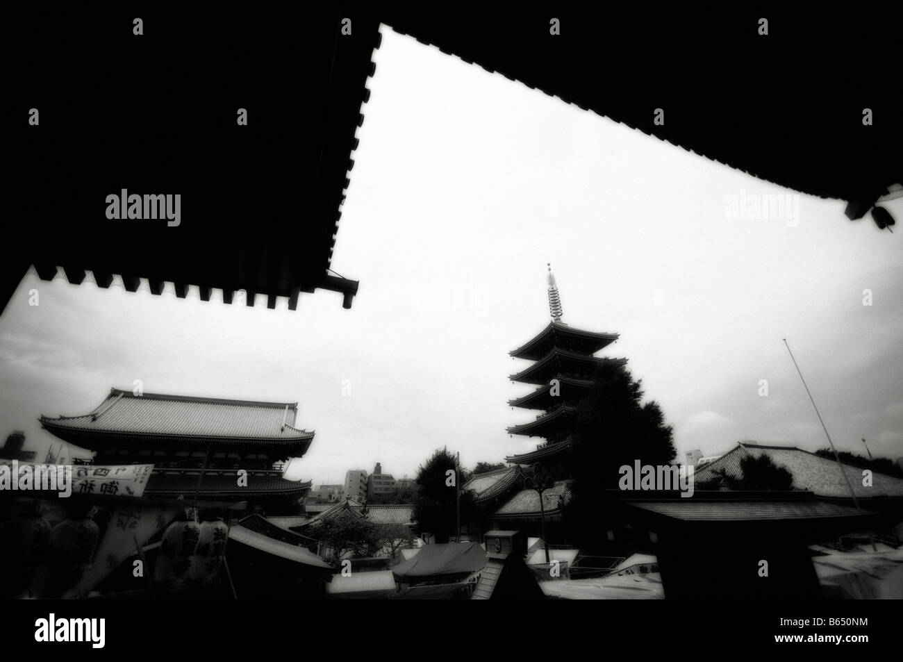 Hozomon und fünfstöckige Pagode von der Haupthalle aus gesehen. Senso-Ji (aka Asakusa-Tempel). Asakusa. Taito Bezirk. Tokyo. Japan. Stockfoto