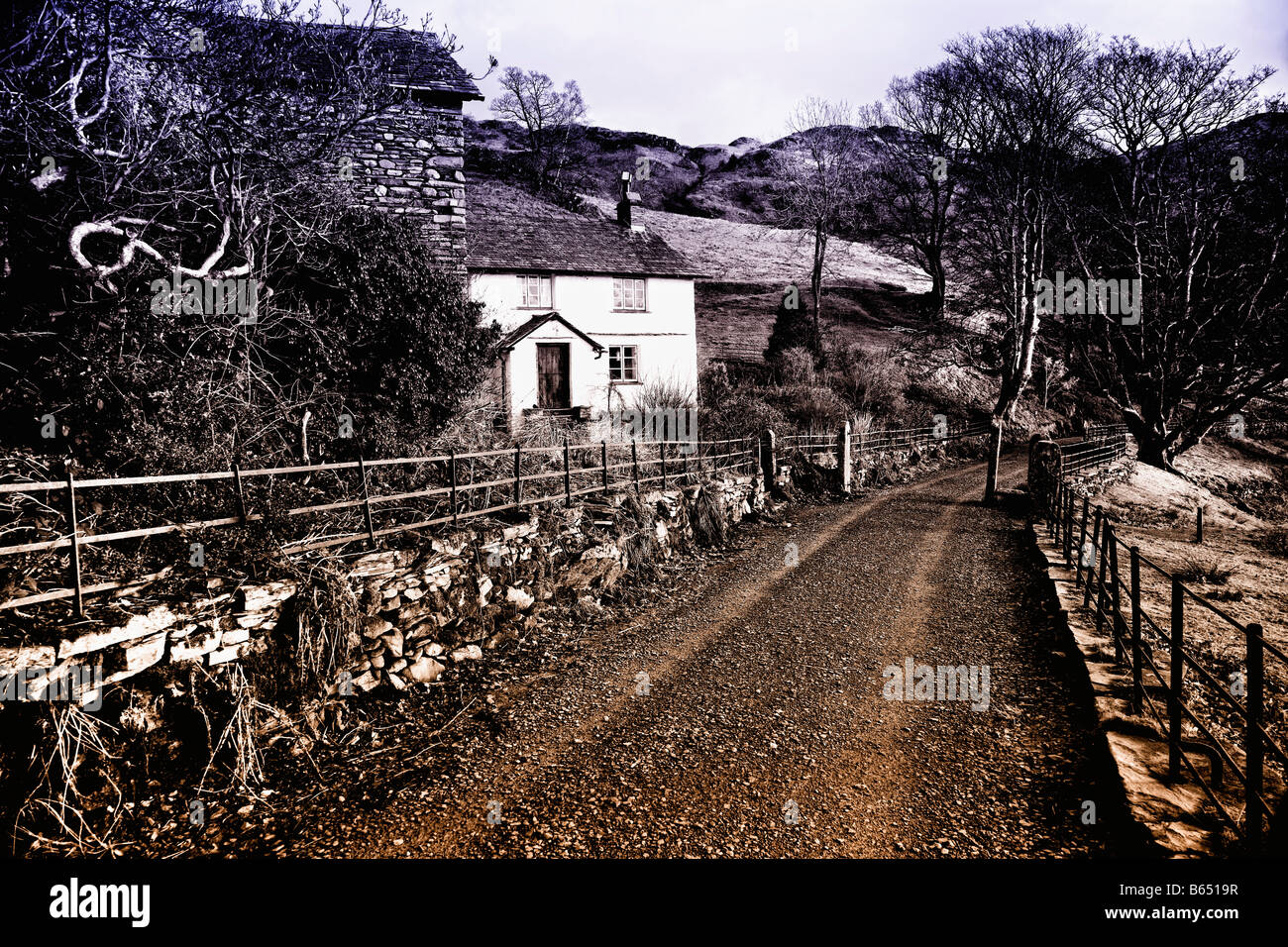 Wanderweg zu Fuß rund um "Loughrigg Tarn" Nationalpark Lake District, Großbritannien Stockfoto