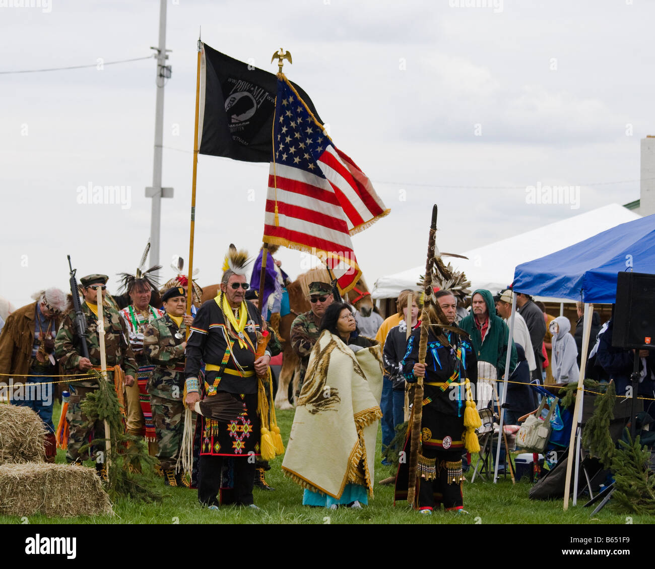 Indianer bei der Heilung Pferd Geist PowWow in Mt. Airy, Maryland tragen eine amerikanische Flagge POW MIA Flagge.  Lesen sie Standby Stockfoto