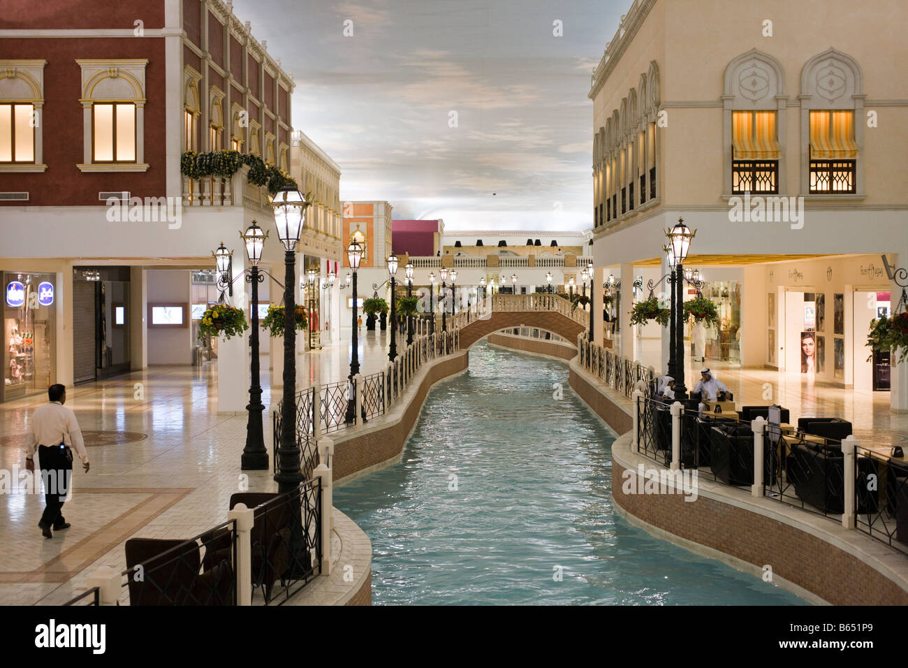 Kanal und Brücke, Villagio Mall, Doha, Katar Stockfoto