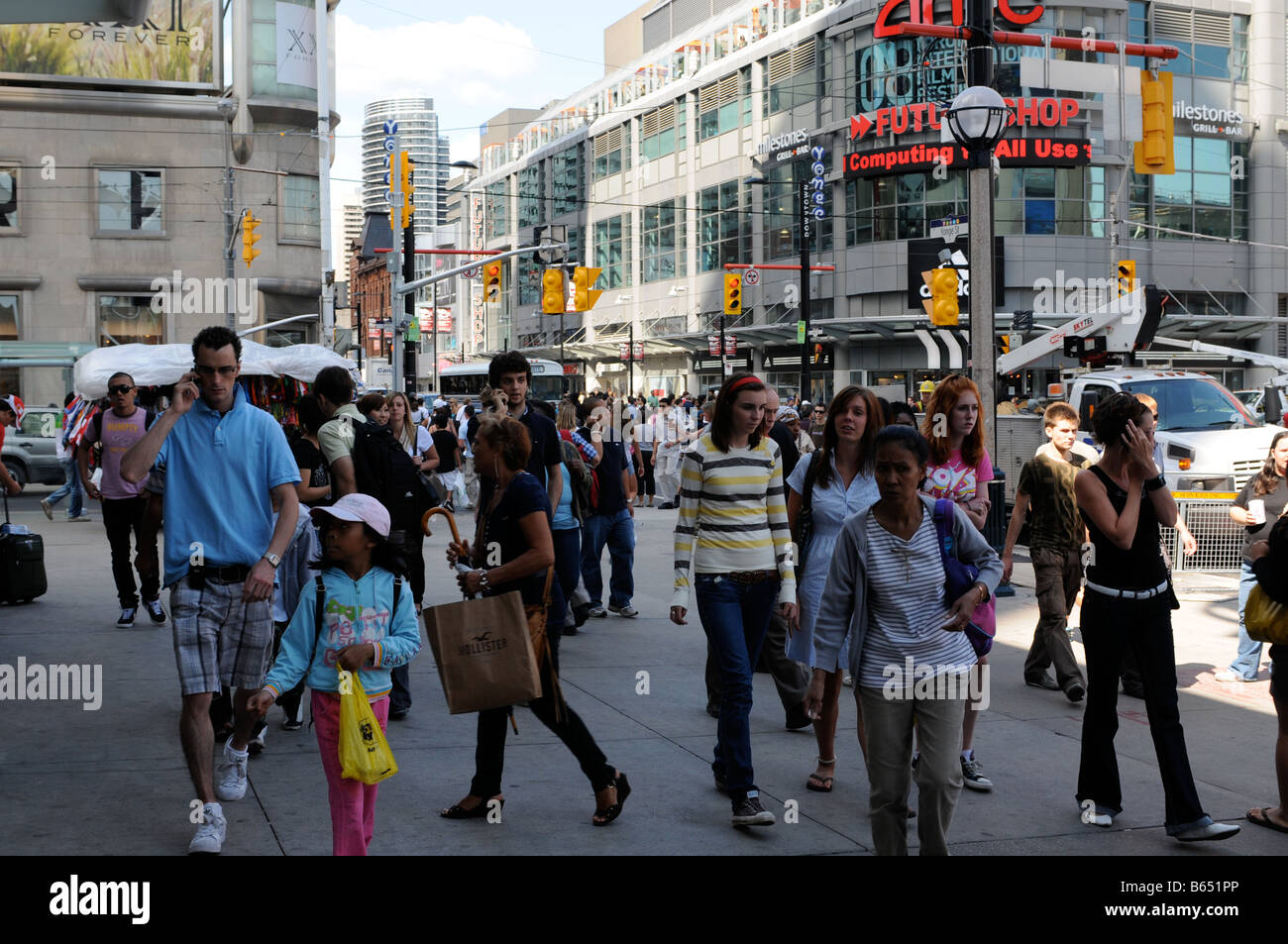 Yonge Street, einer belebten Einkaufsstraße im Herzen von Toronto. Stockfoto