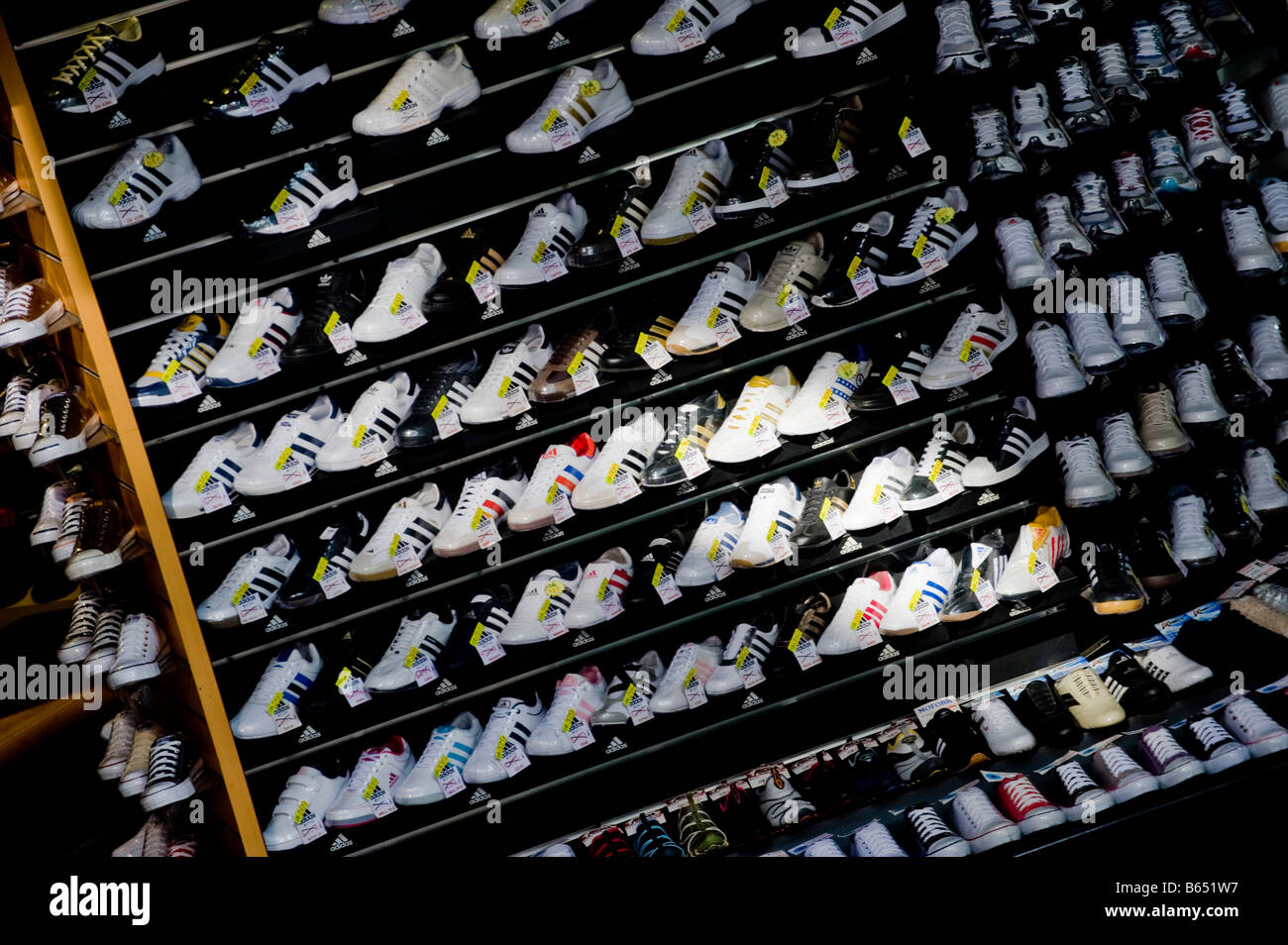 Sportschuhe auf dem Display im Geschäft in Wan Chai Markt in Hongkong, China  Stockfotografie - Alamy