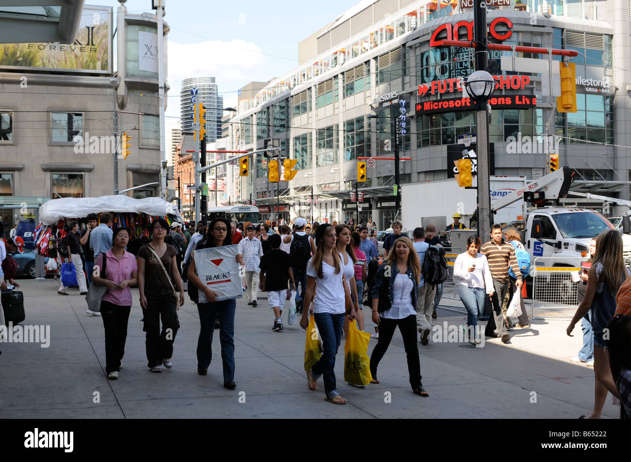 Shopper, Innenstadt von Toronto, Yonge Street Street am Dundas Stockfoto