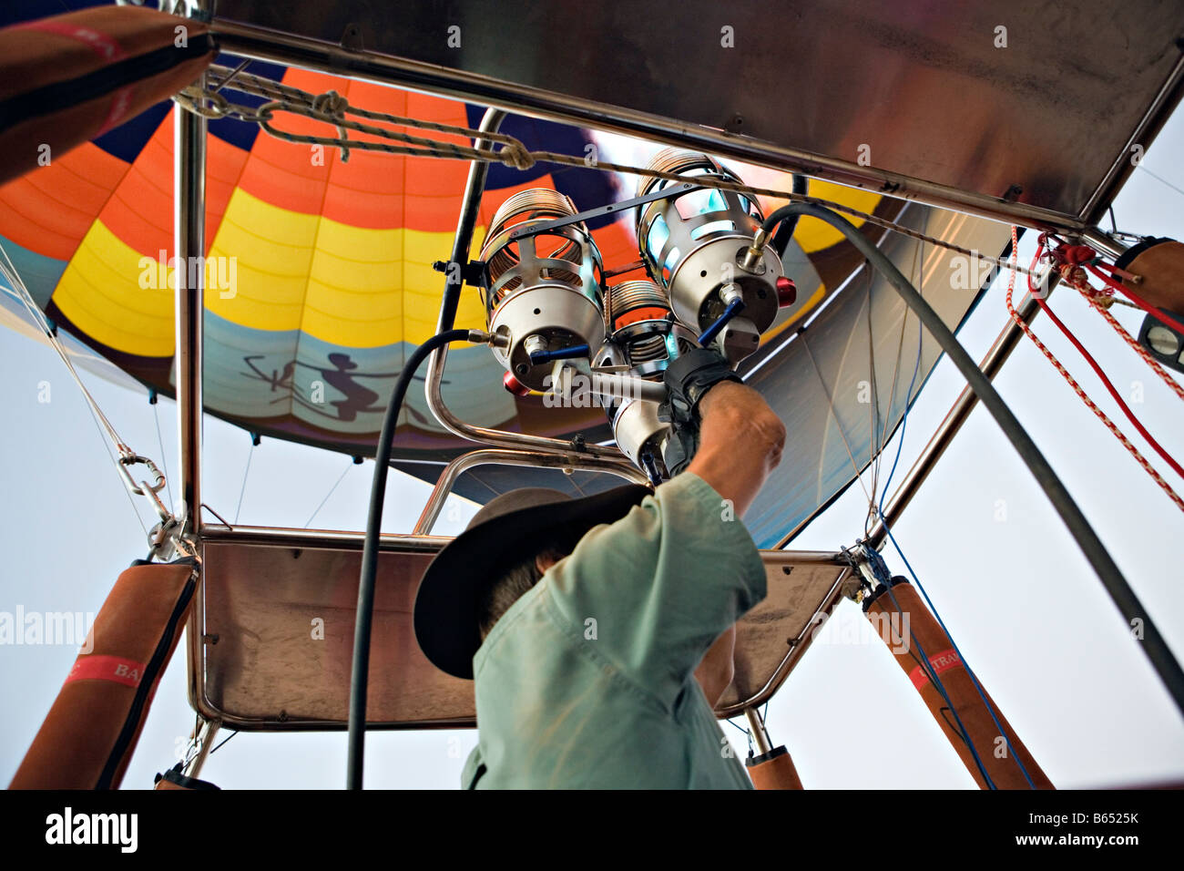 Heißluft-Ballon-Pilot Verwaltung Flammenwerfer während des Fluges über die Wüste Namib Naukluft NP Namibia Stockfoto