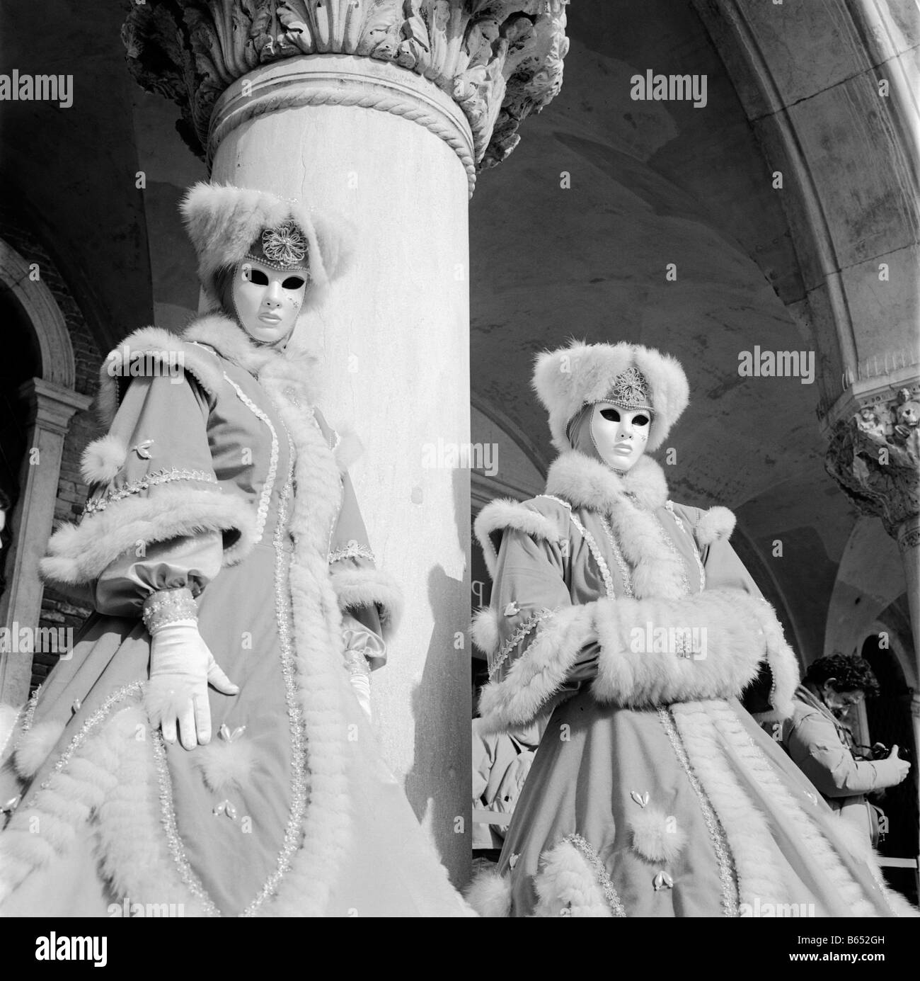 Pelzigen und weißen Masken in Venedig während des Karnevals Stockfoto
