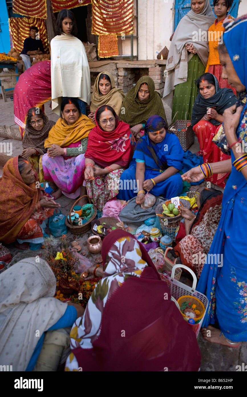 Indien, Uttar Pradesh, Varanasi, Ganga Fluß, Frauen Puja, ein Ritual für Angebote Stockfoto